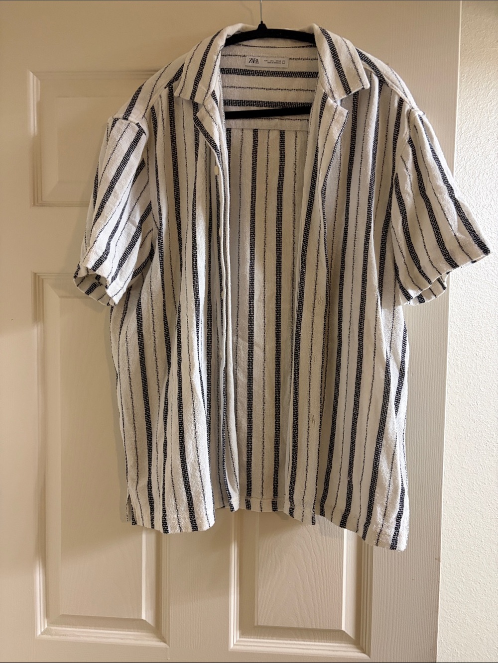 Zara Men’s White and Navy Vertical Stripe Short-Sleeve Button-Down